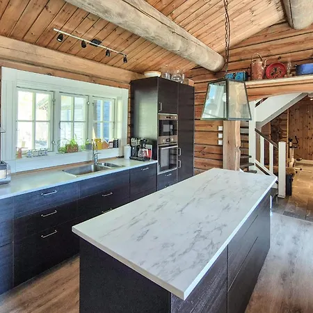 4 Bedroom Stunning In Torvikbygd Hébergement de vacances