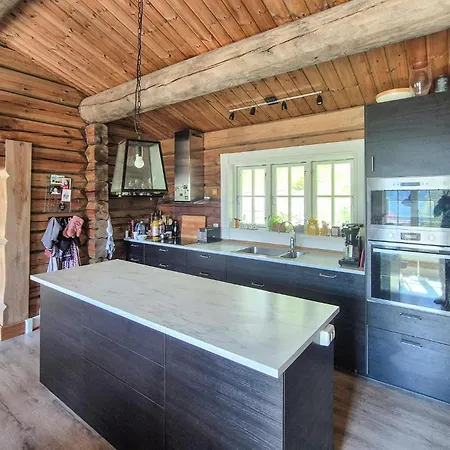 4 Bedroom Stunning In Torvikbygd