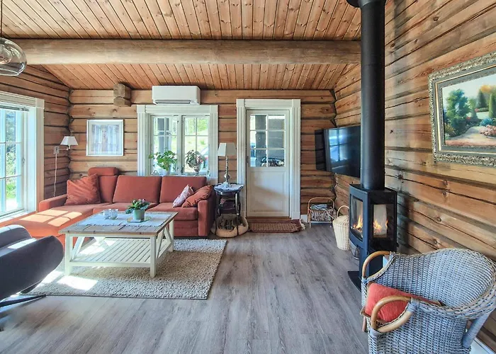 4 Bedroom Stunning In Torvikbygd Feriehus